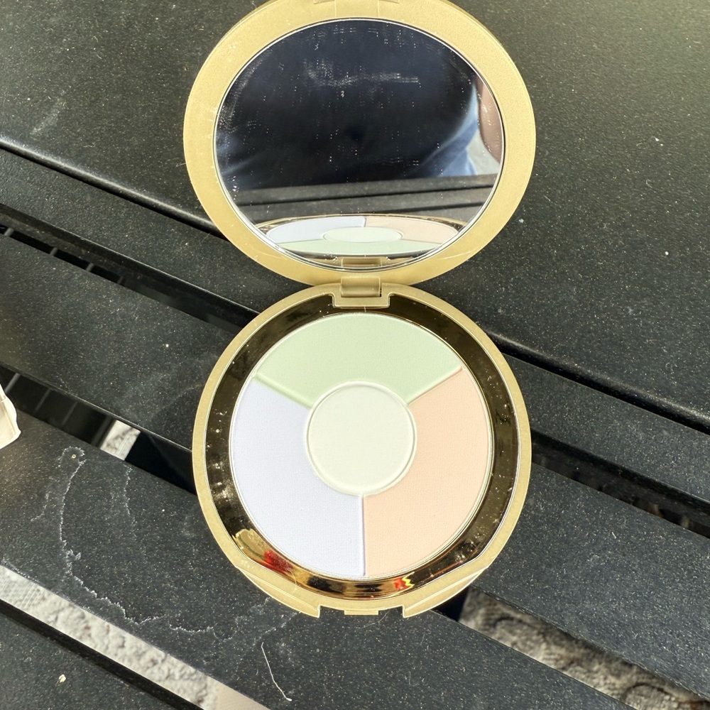 STILA correcting brightening finishing powder